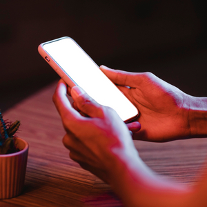 side-view-man-holding-smartphone_4297_4297.jpg