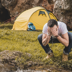 hiker-washing-his-face-river_3887_3887.jpg