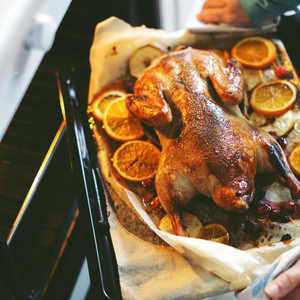 woman-cooking-duck-with-vegetables-puting-it-from-oven_3717_3717.jpg