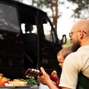 family-preparing-dinner-while-camping_3672_3672_3554_3554_2136_2136.jpg