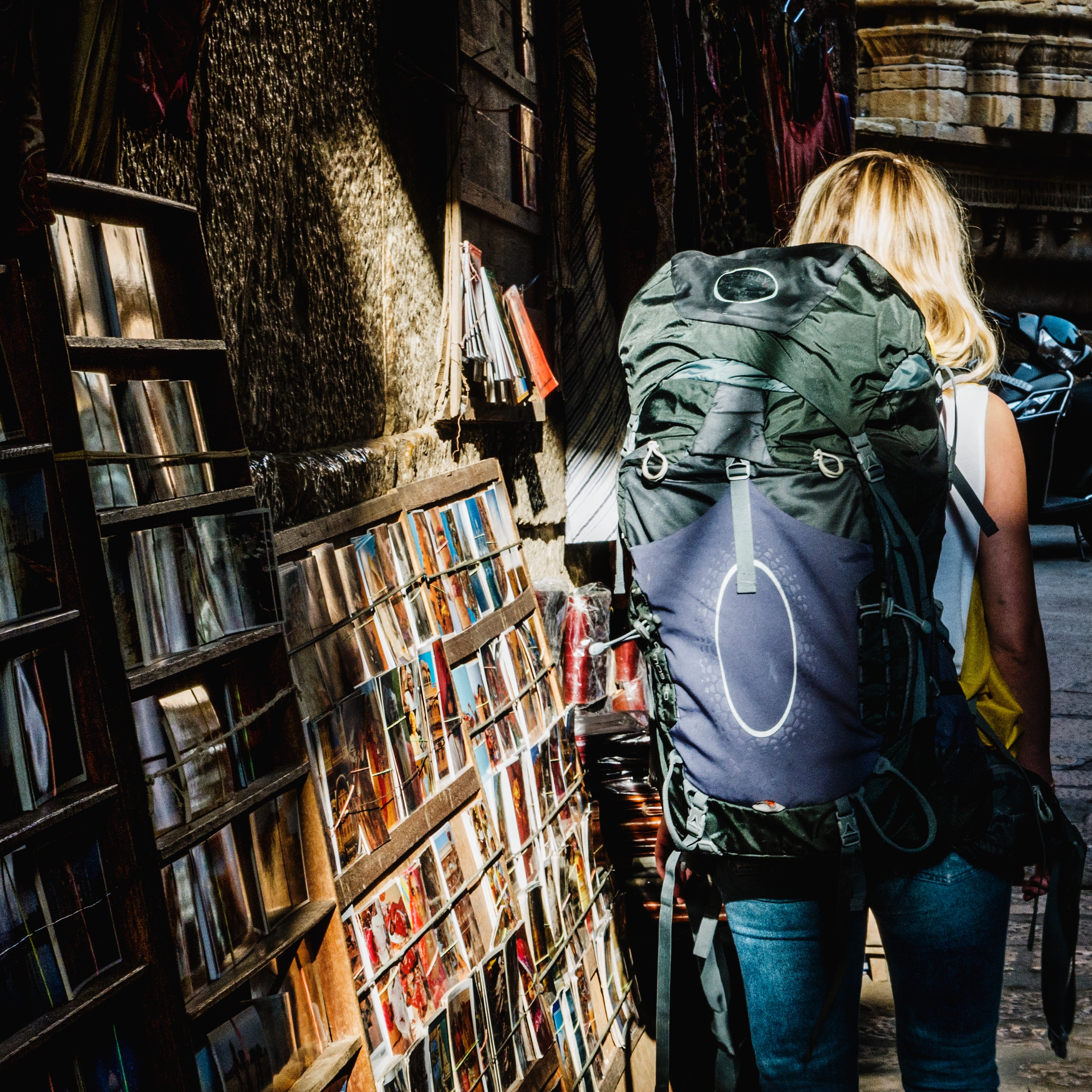 western-backpacker-woman-exploring-india_2637_2637.jpg