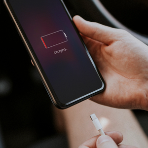 smartphone-charging-via-cable-car_3142_3142.jpg